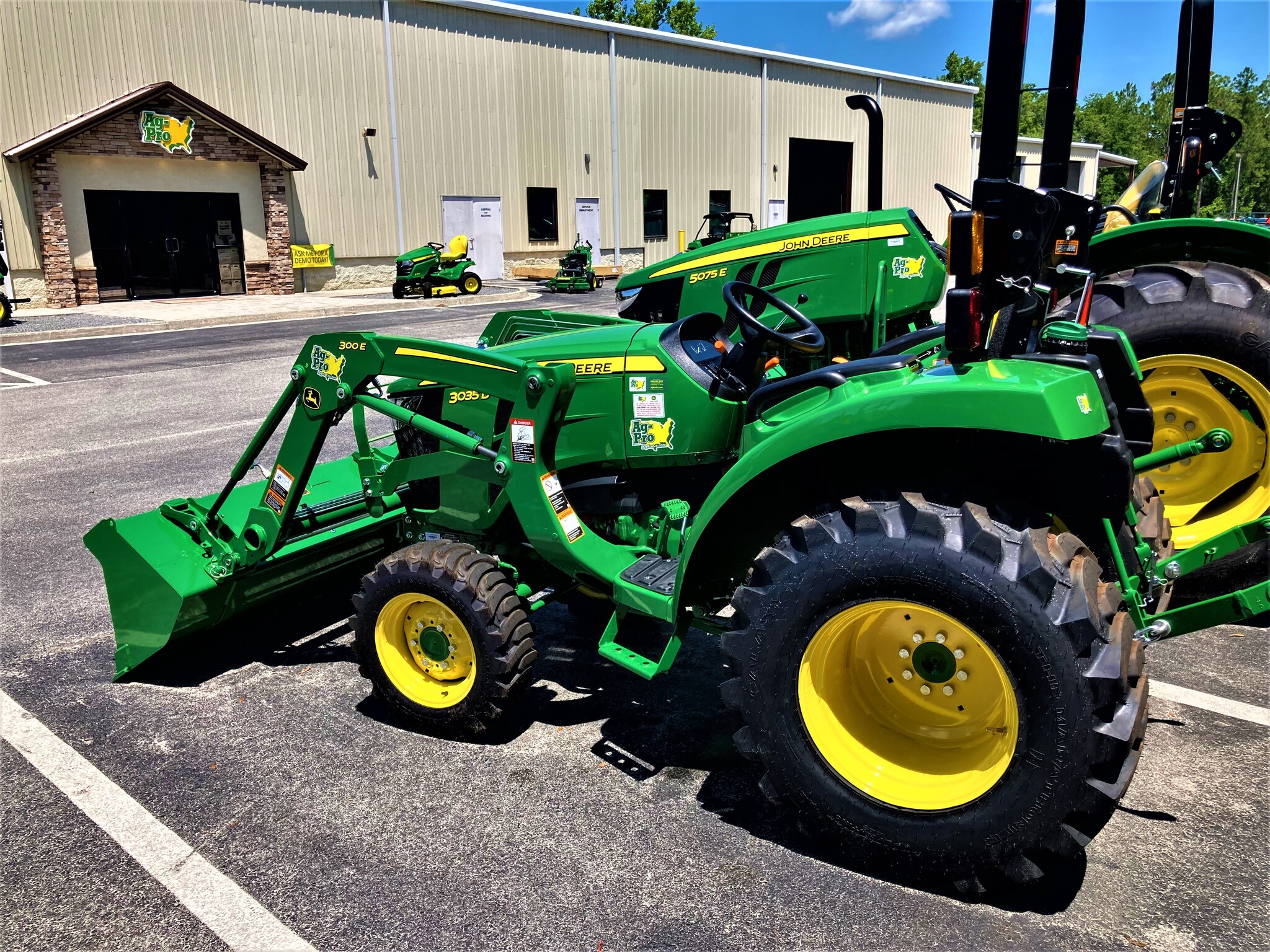 2023 John Deere 3035D Image 7