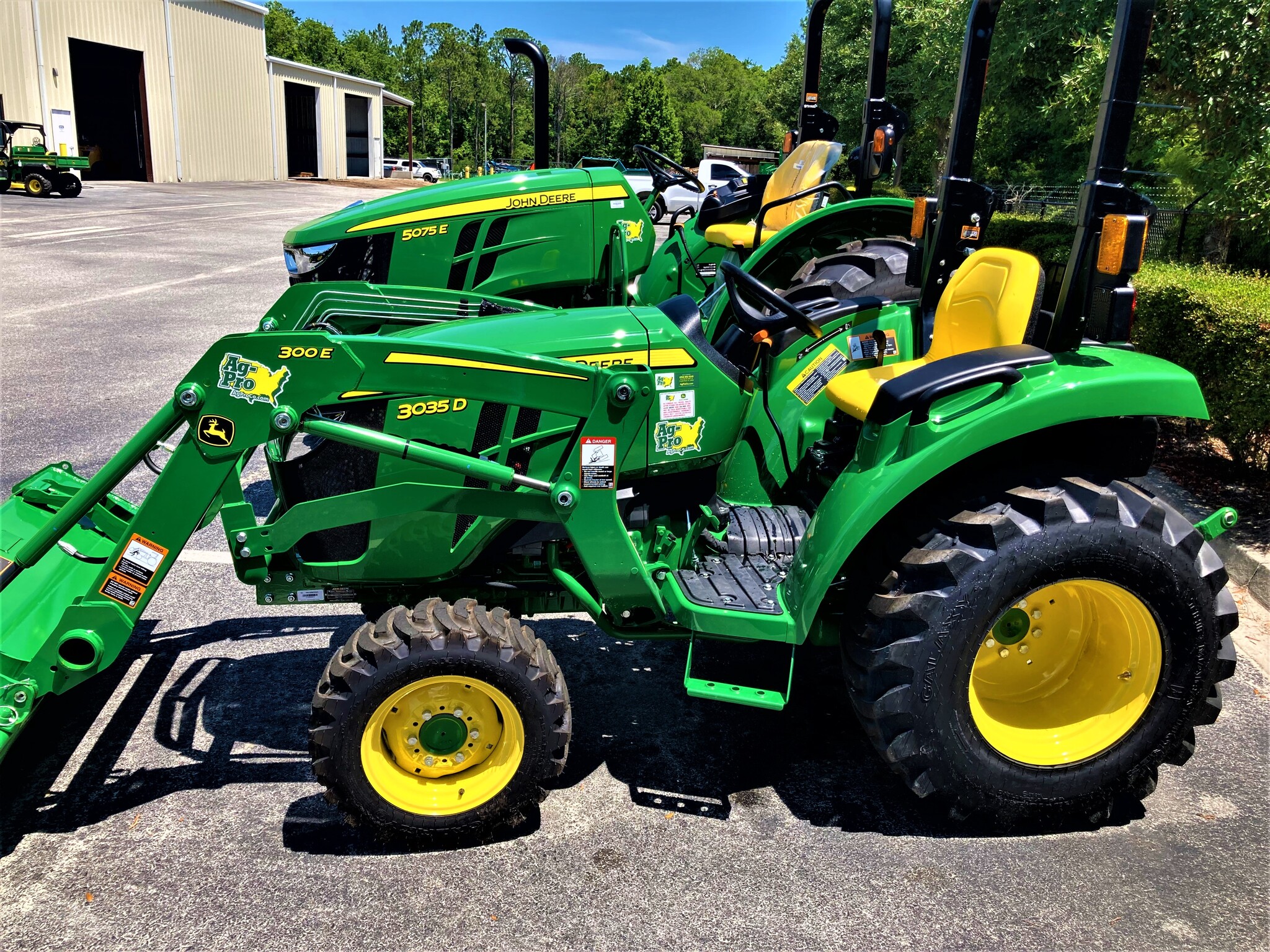 2023 John Deere 3035D Image 8