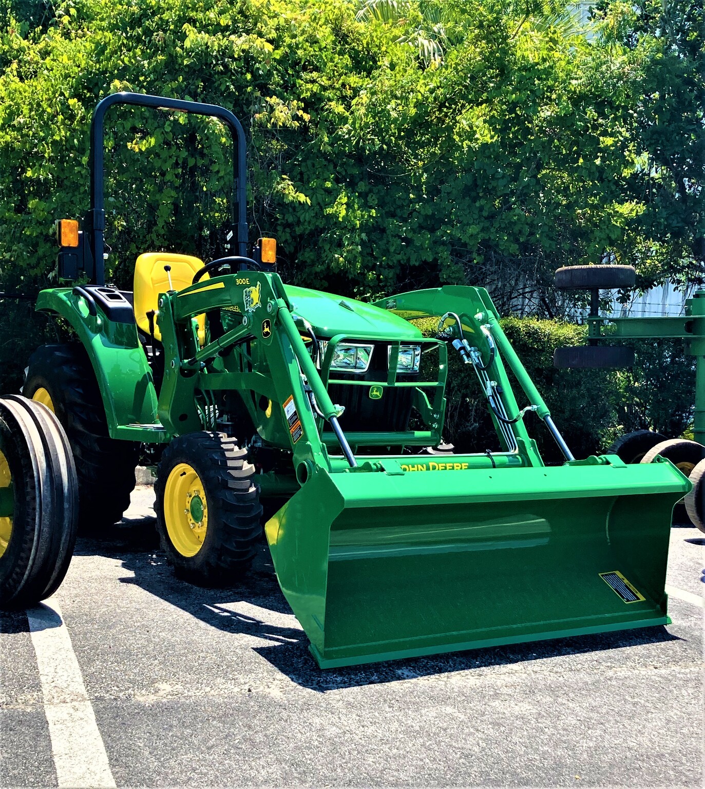2023 John Deere 3035D Image 9