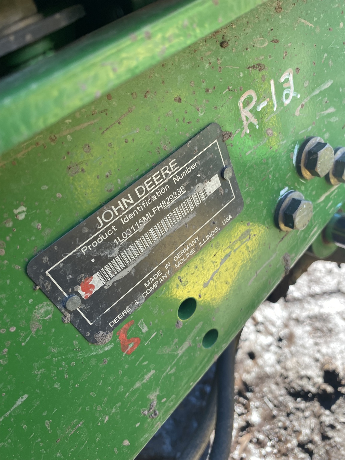 2015 John Deere 6115M Image 2