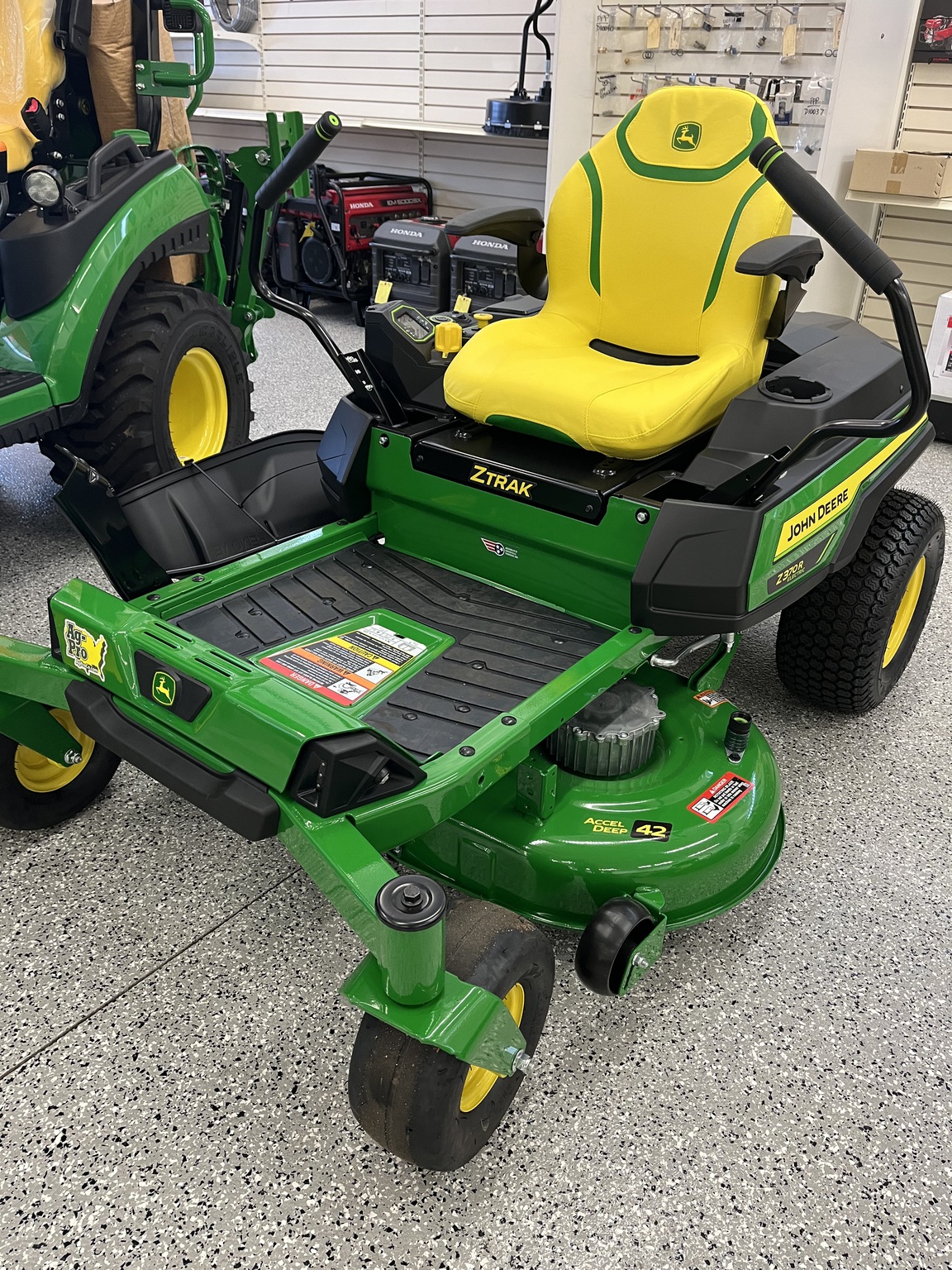 2023 John Deere Z370R Image 1