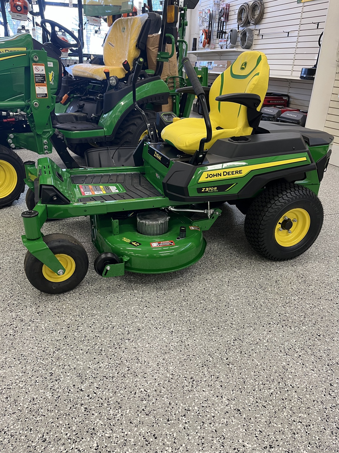 2023 John Deere Z370R Image 6