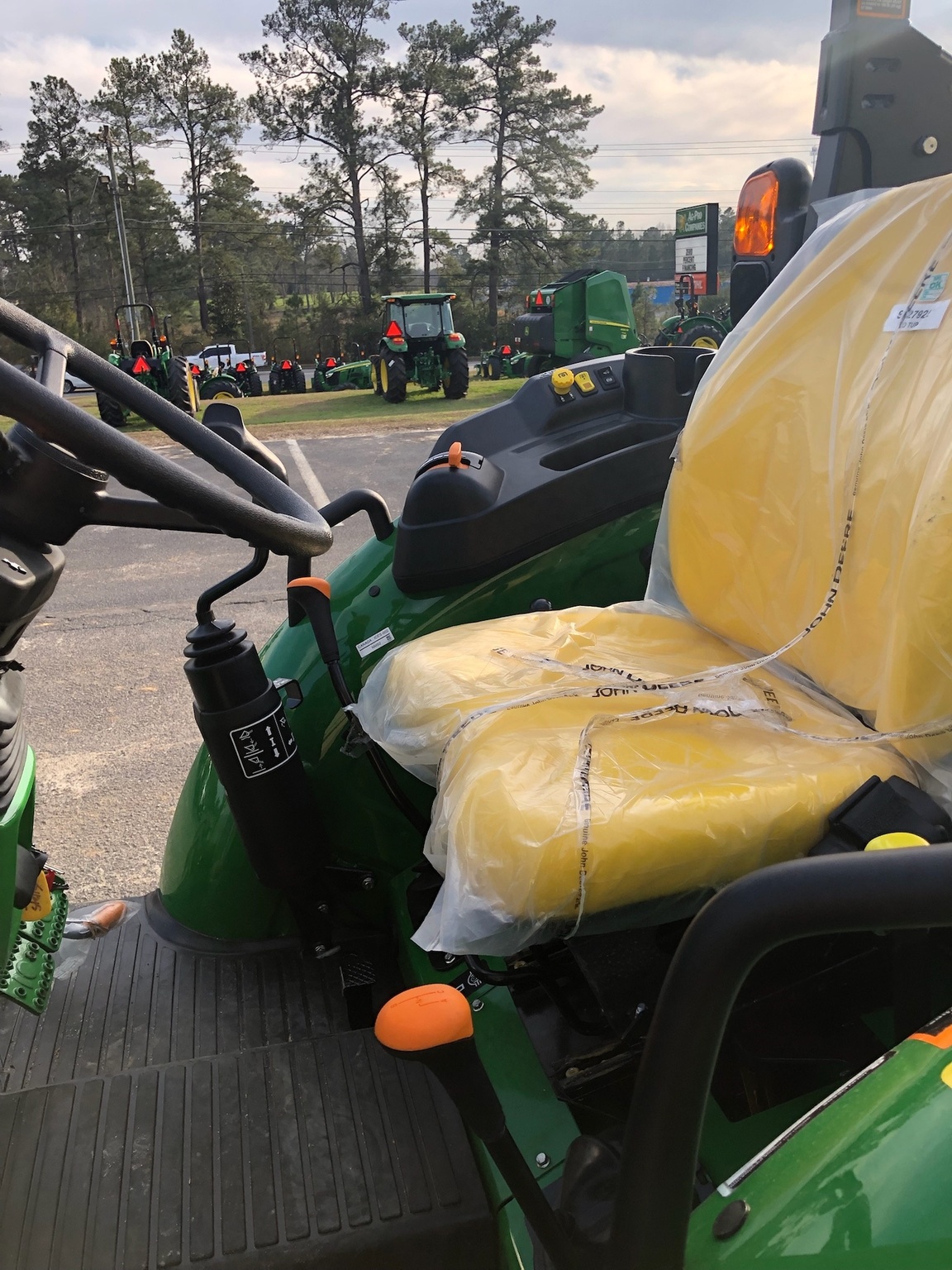 2025 John Deere 5067E Image 5