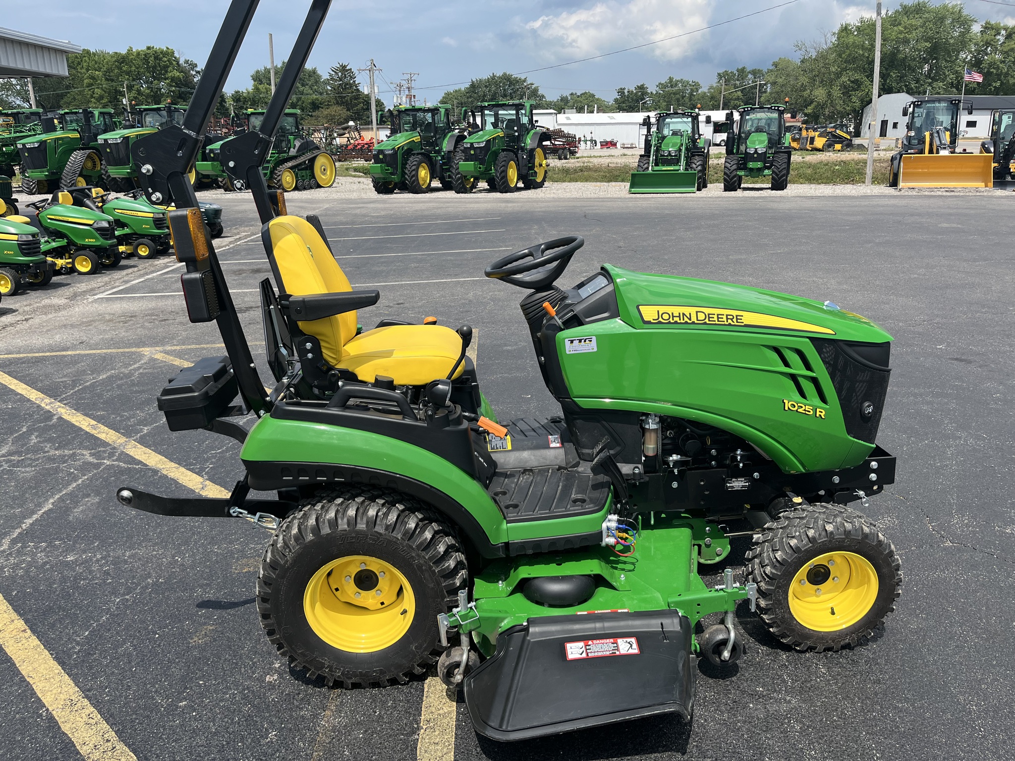 2023 John Deere 1025R Image 5