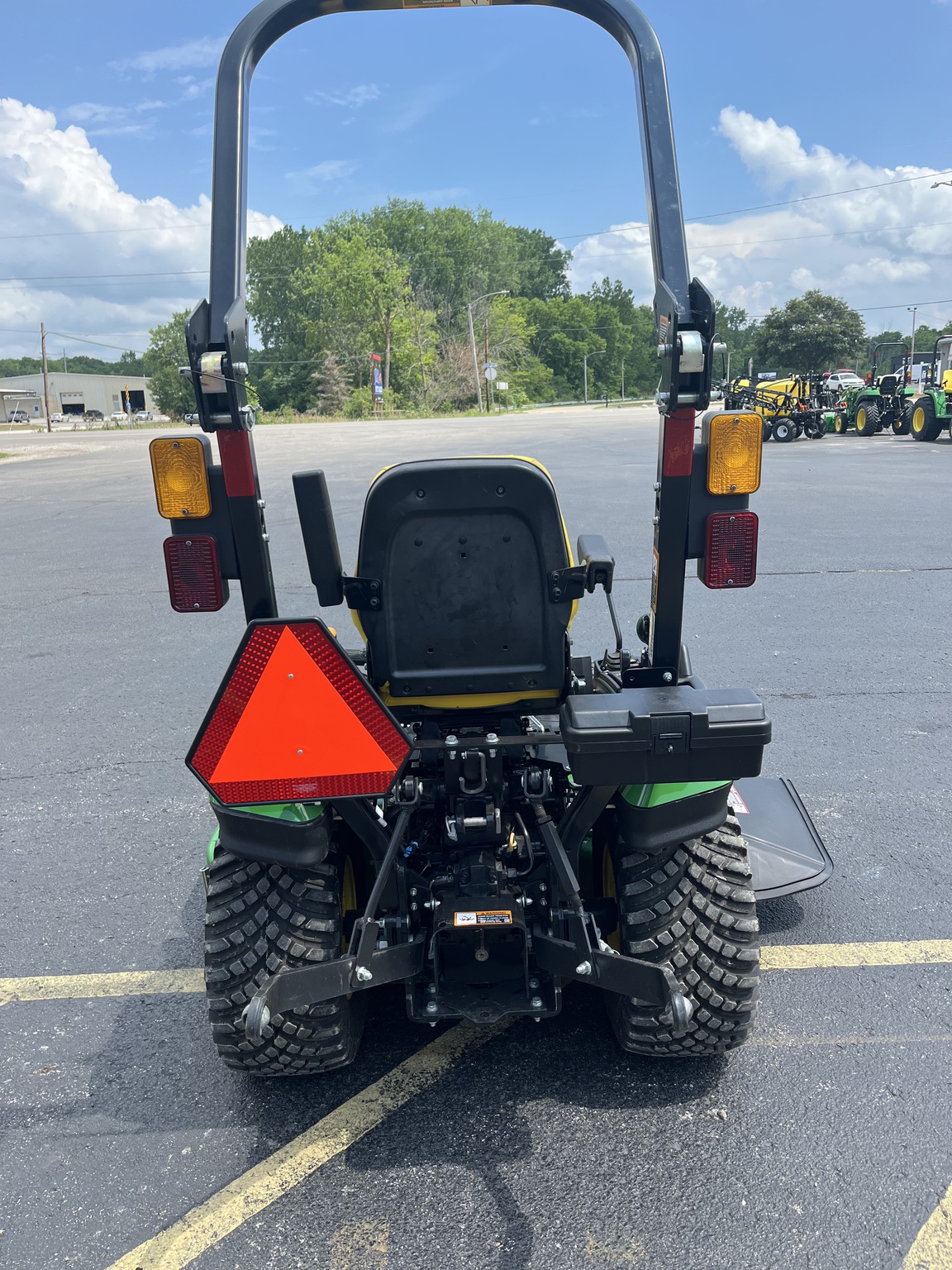 2023 John Deere 1025R Image 8