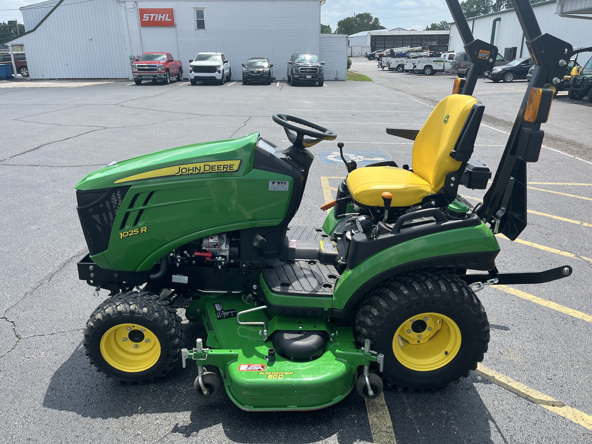 2023 John Deere 1025R Image 7