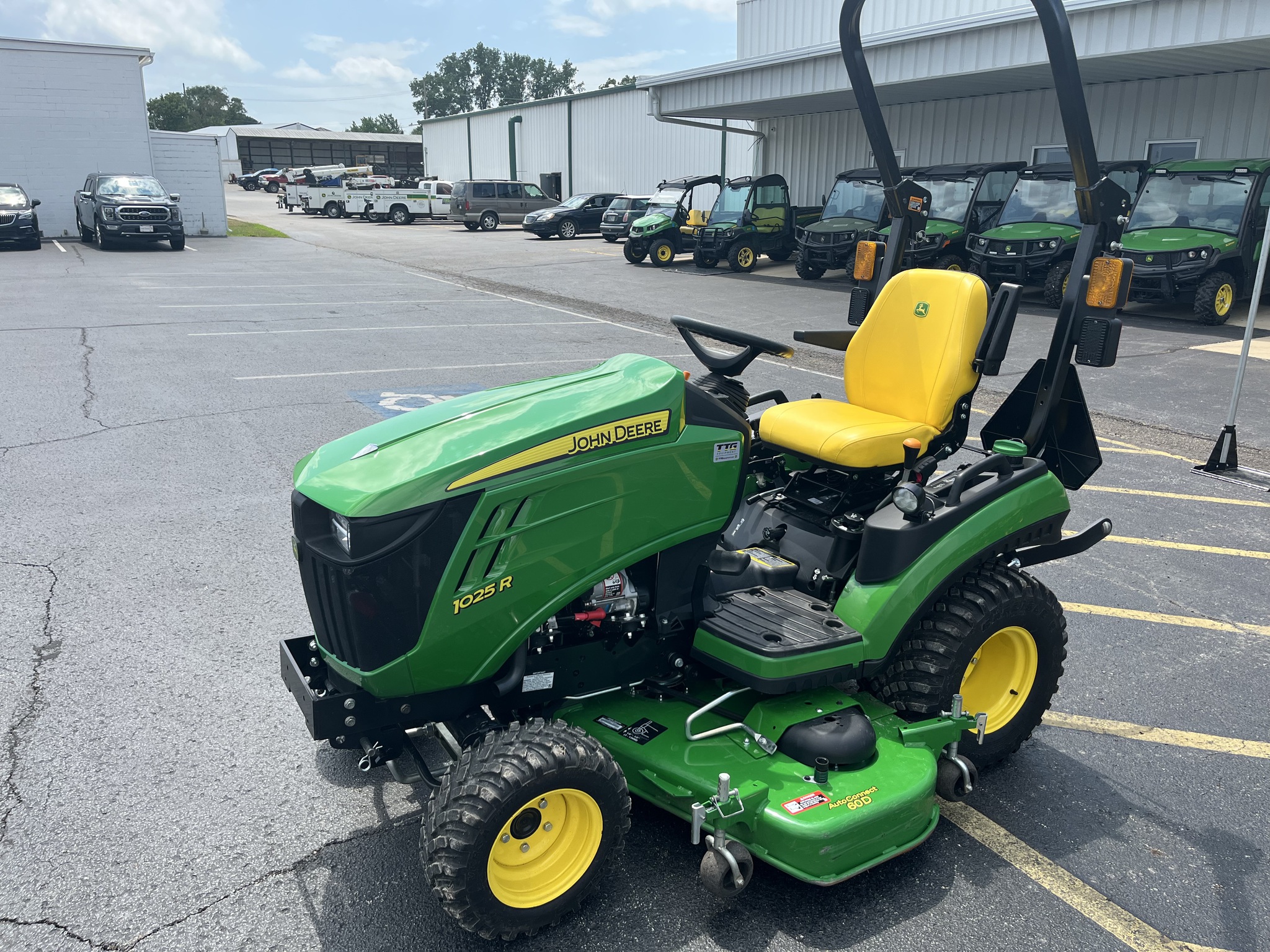2023 John Deere 1025R Image 1