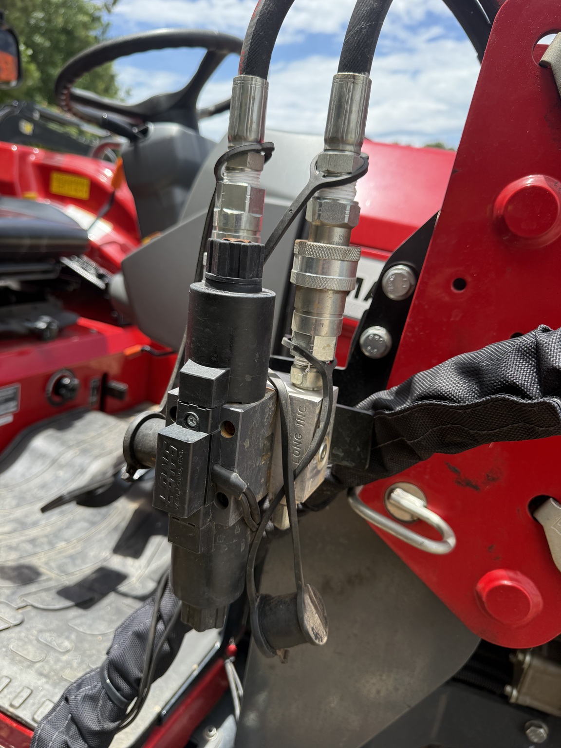 2022 Massey Ferguson 1835M Image 6