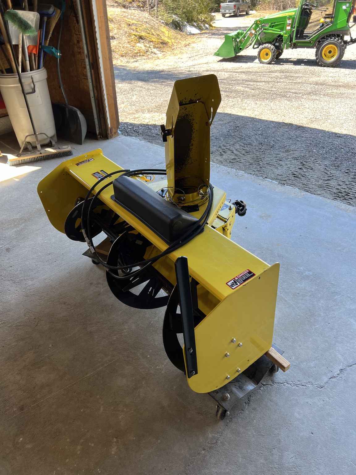 2016 John Deere 1025R Image 10
