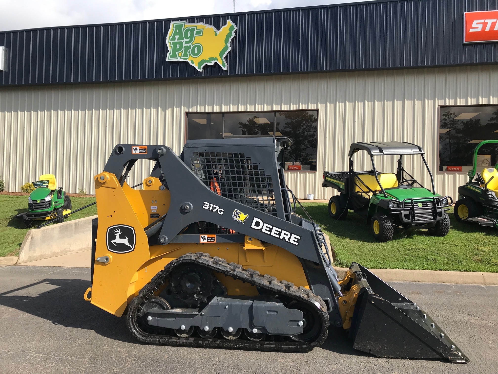 2025 John Deere 317G Image 5