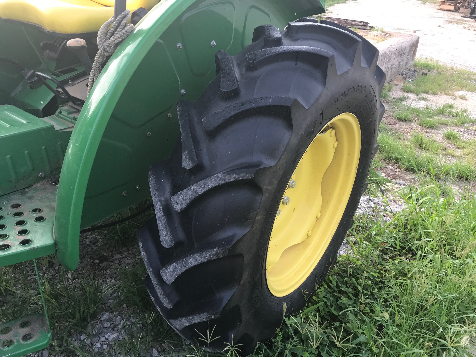 2015 John Deere 5055E Image 8