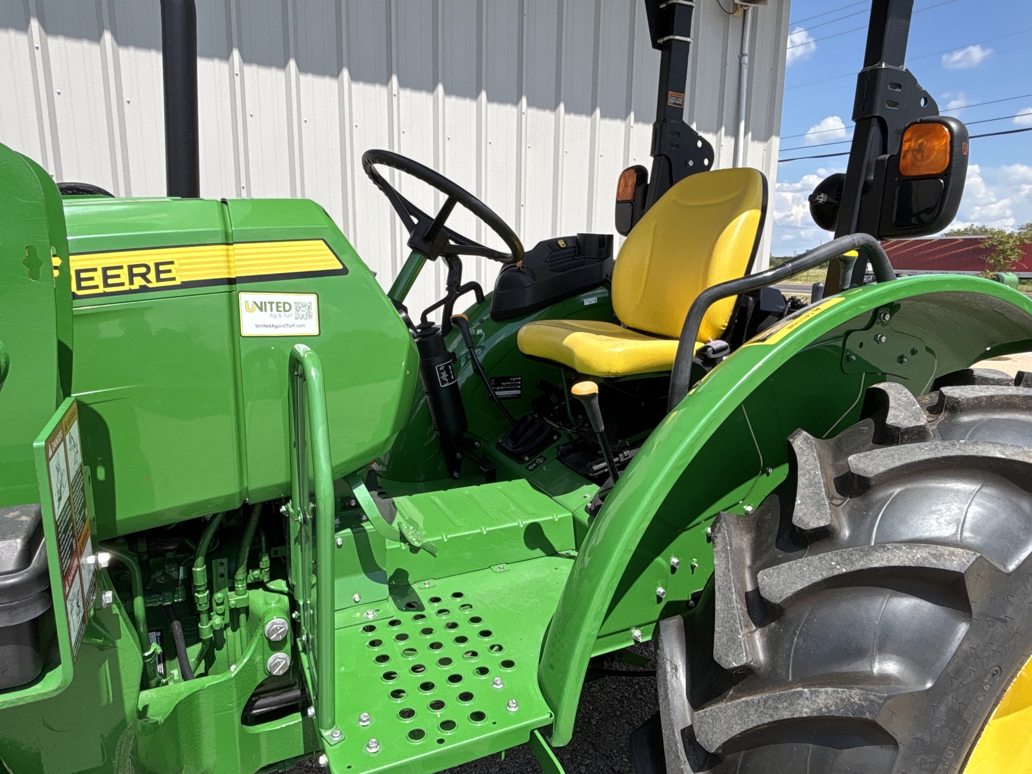 2022 John Deere 5045E Image 17