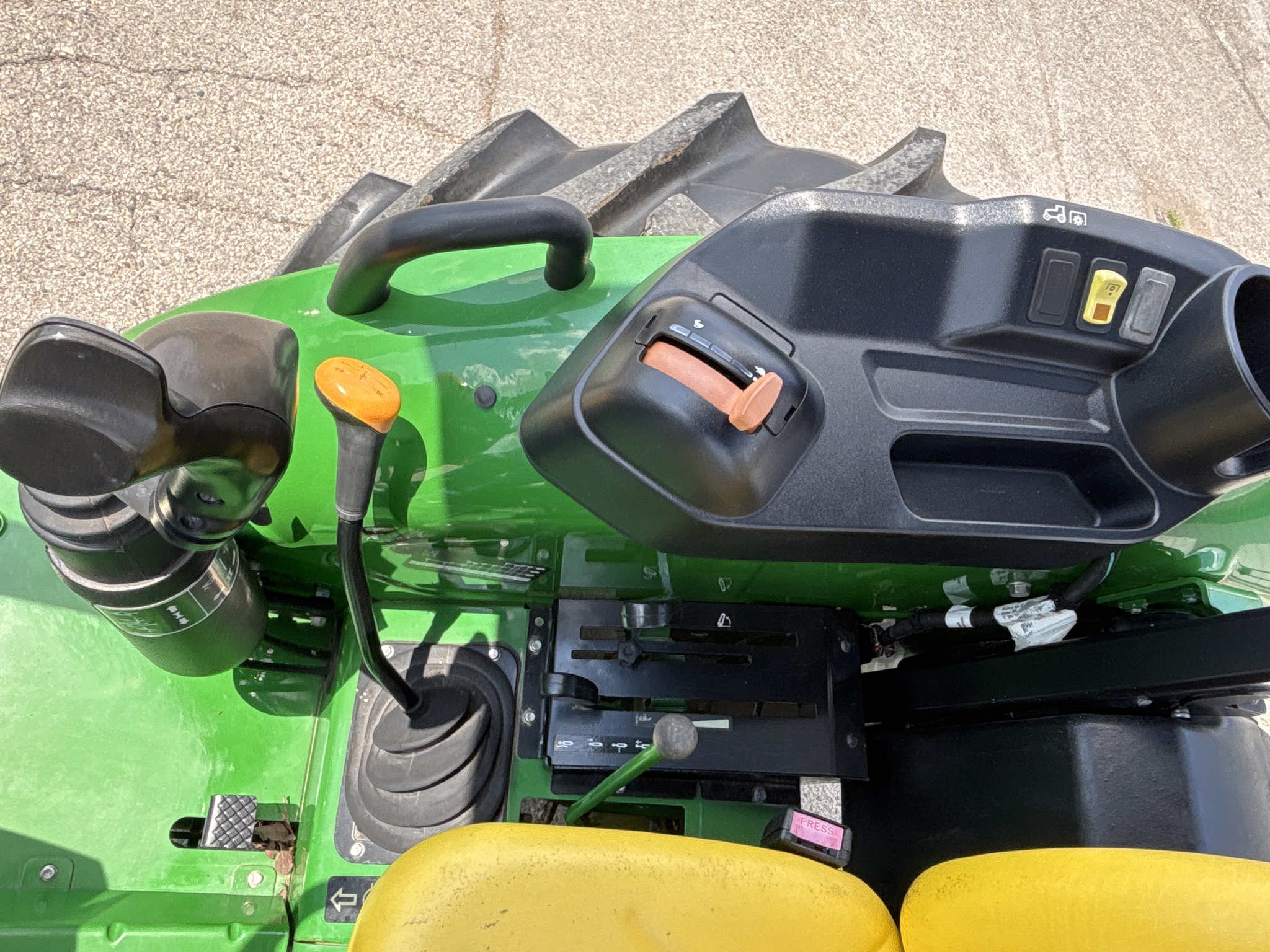 2022 John Deere 5045E Image 19