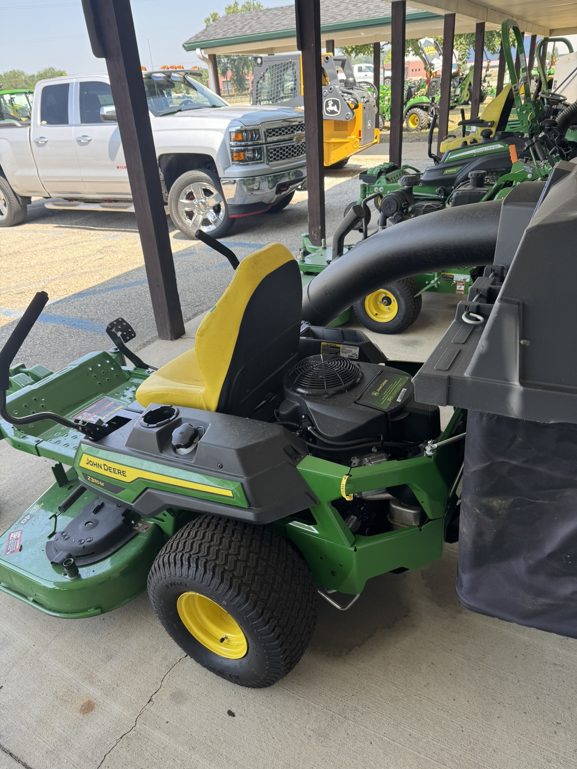 2025 John Deere Z330M Image 4