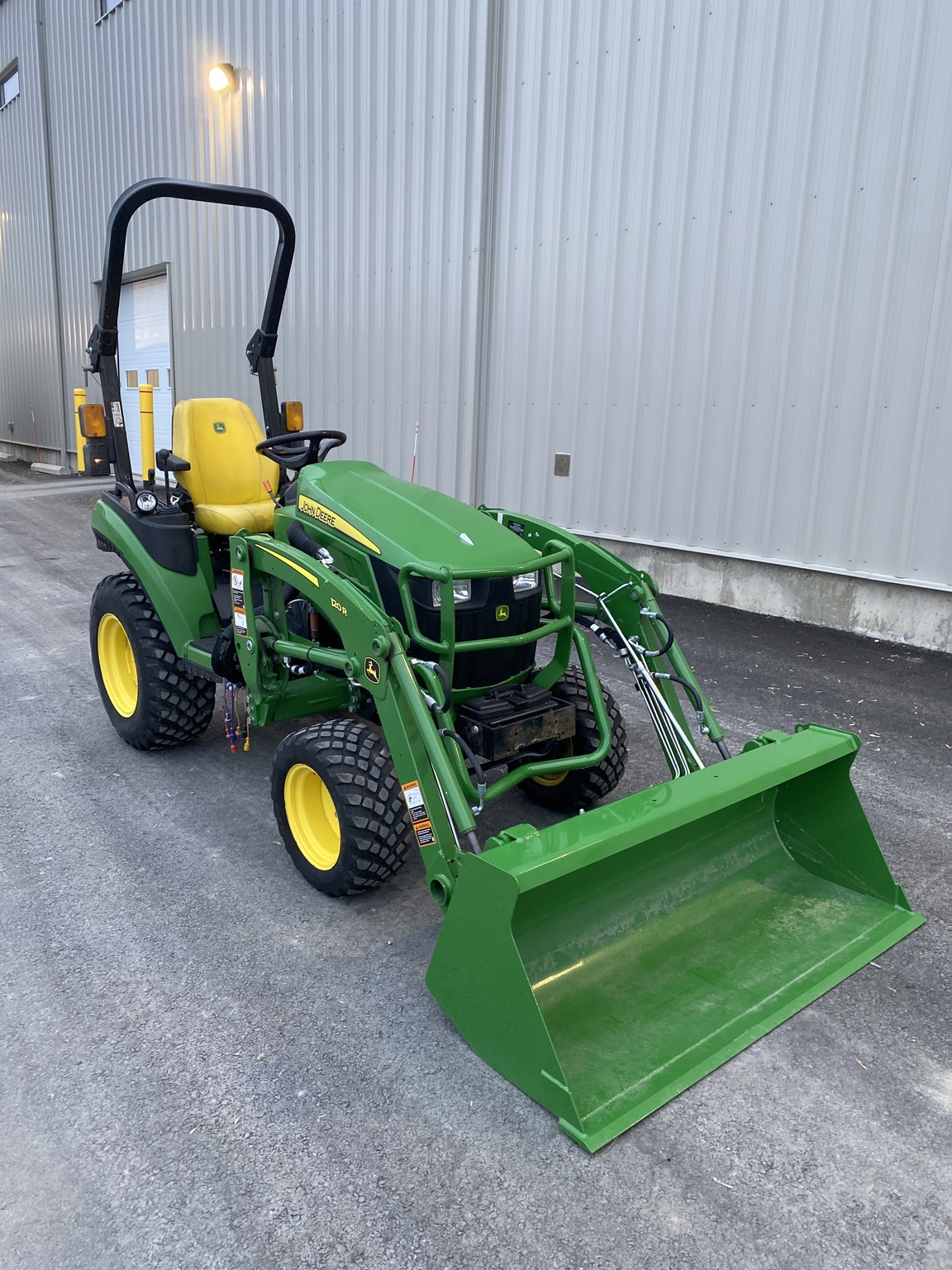 2021 John Deere 2025R Image 5