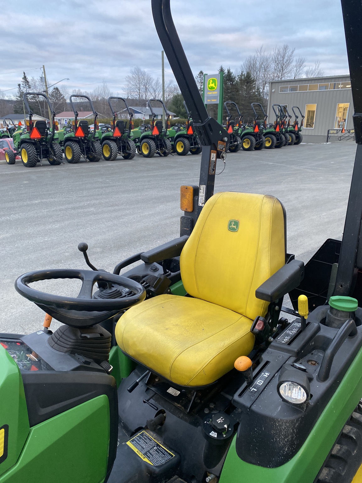 2021 John Deere 2025R Image 6