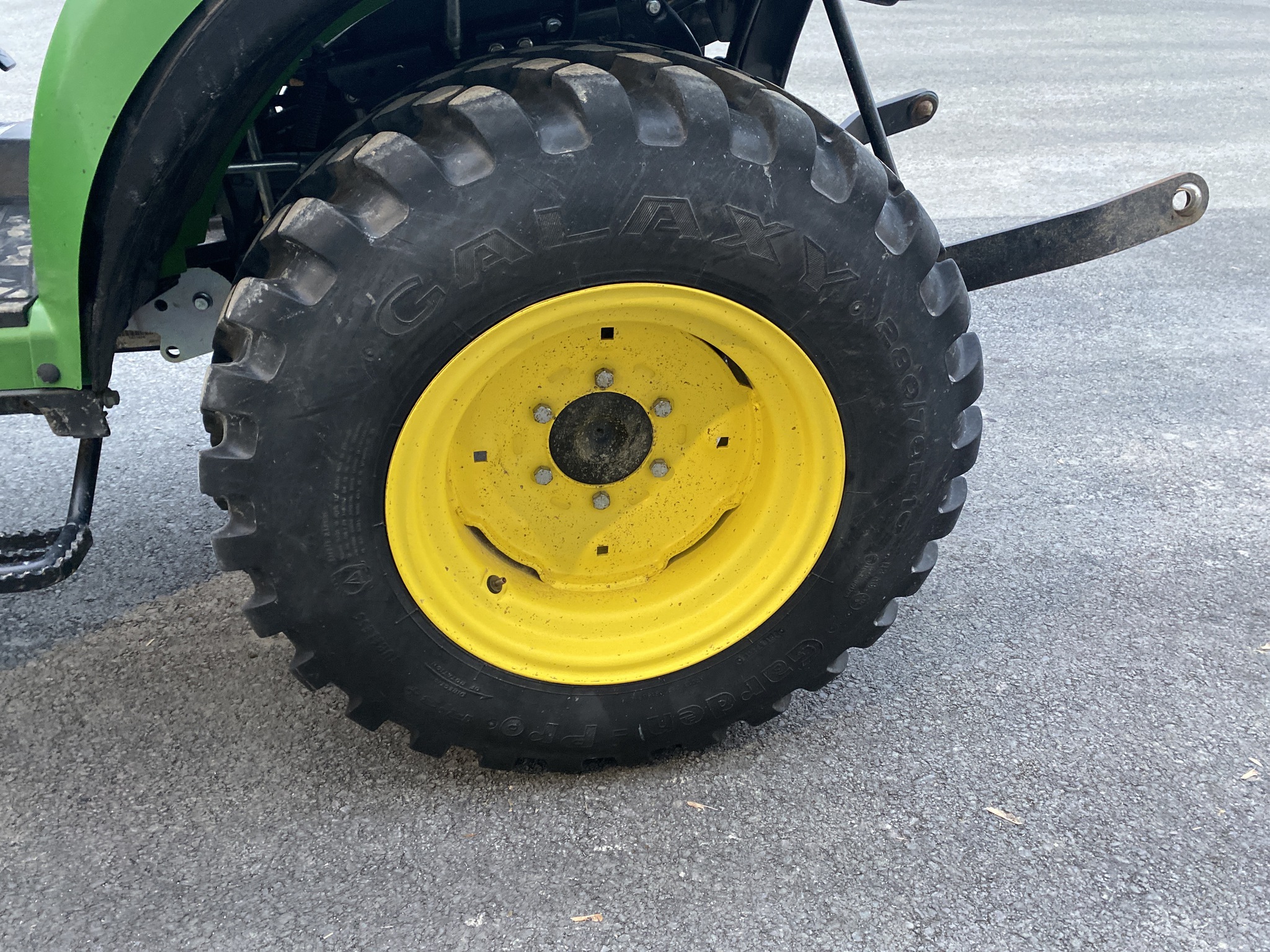 2021 John Deere 2025R Image 9