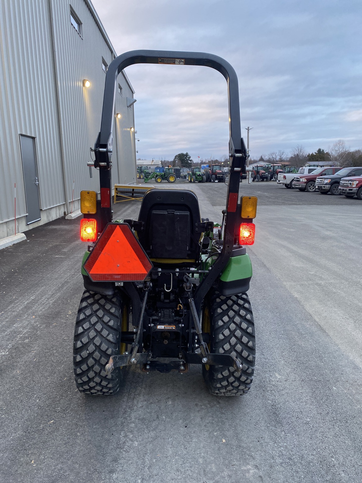 2021 John Deere 2025R Image 3