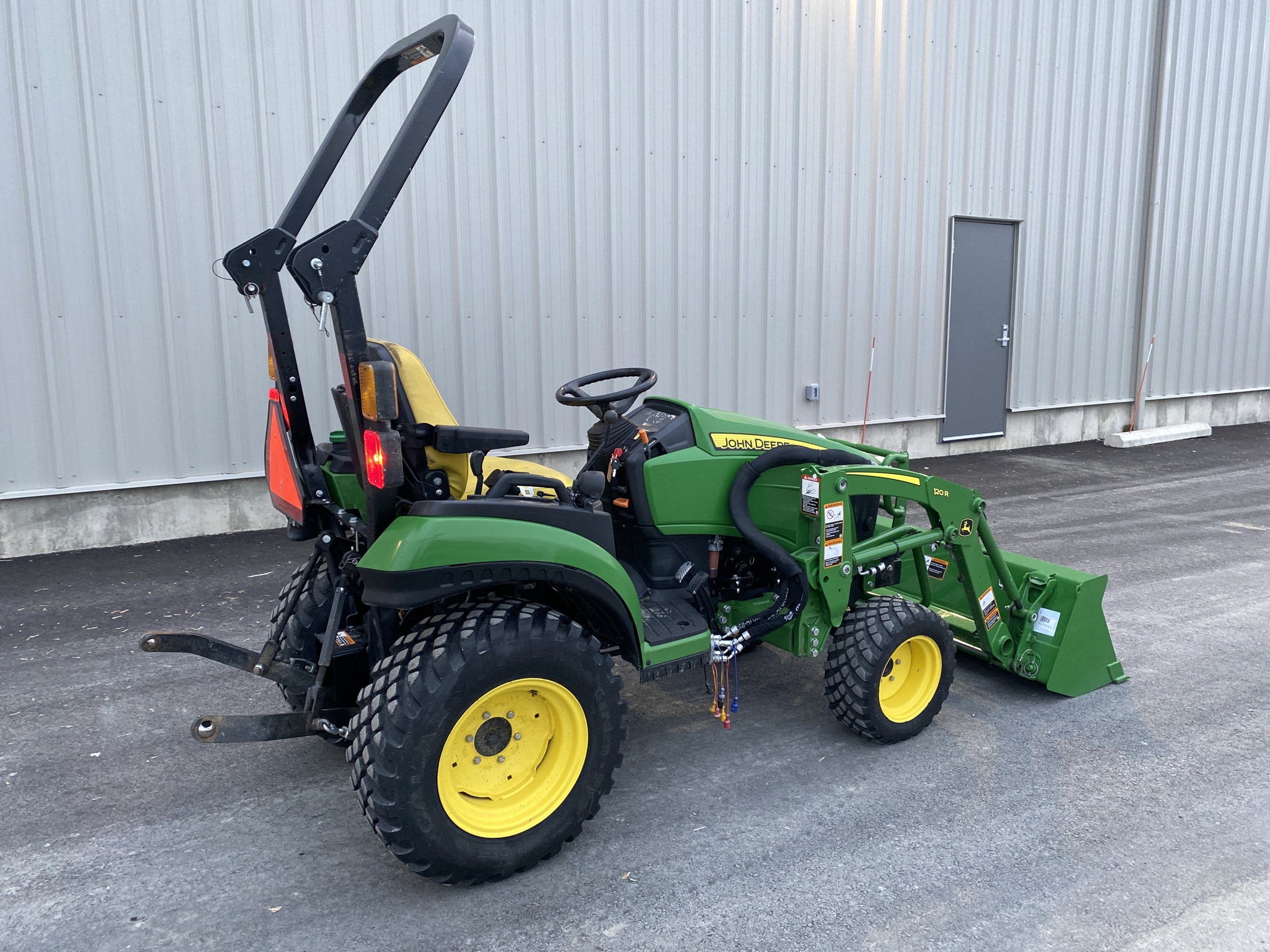 2021 John Deere 2025R Image 2