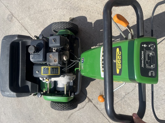 Used 2004 John Deere 220B Walking Greens Mowers at Horizon Ag & Turf in Edmonton West, AB - Photo4