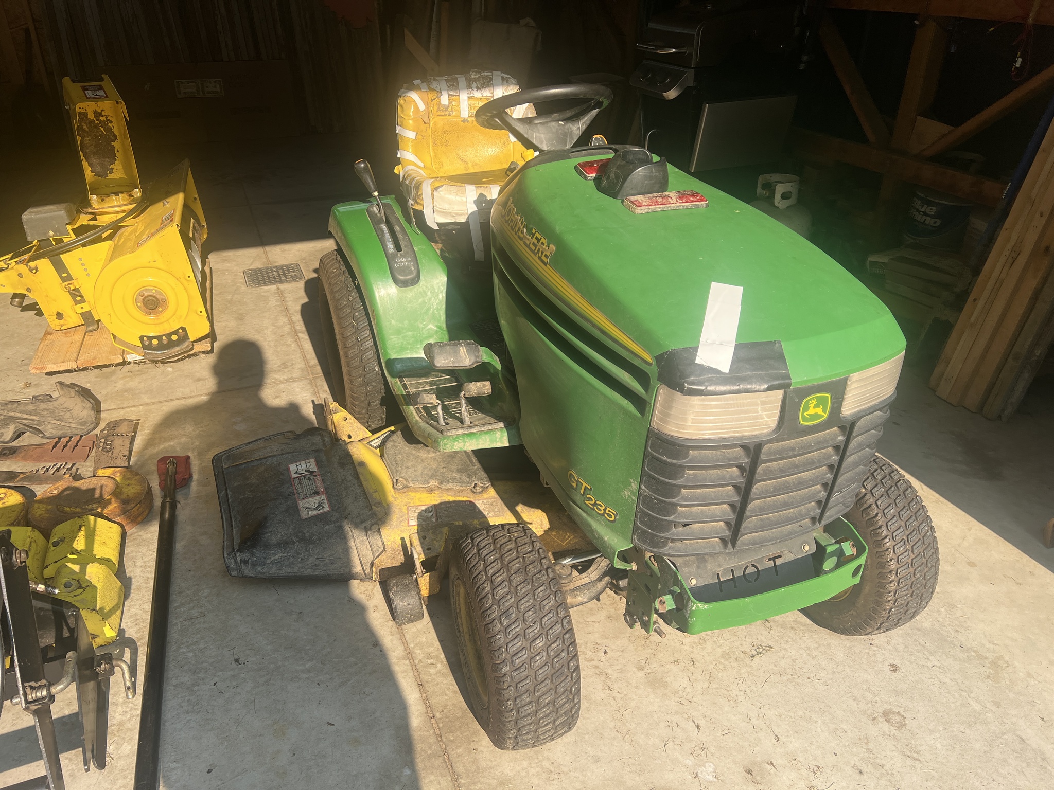 2005 John Deere GT235 Image 1