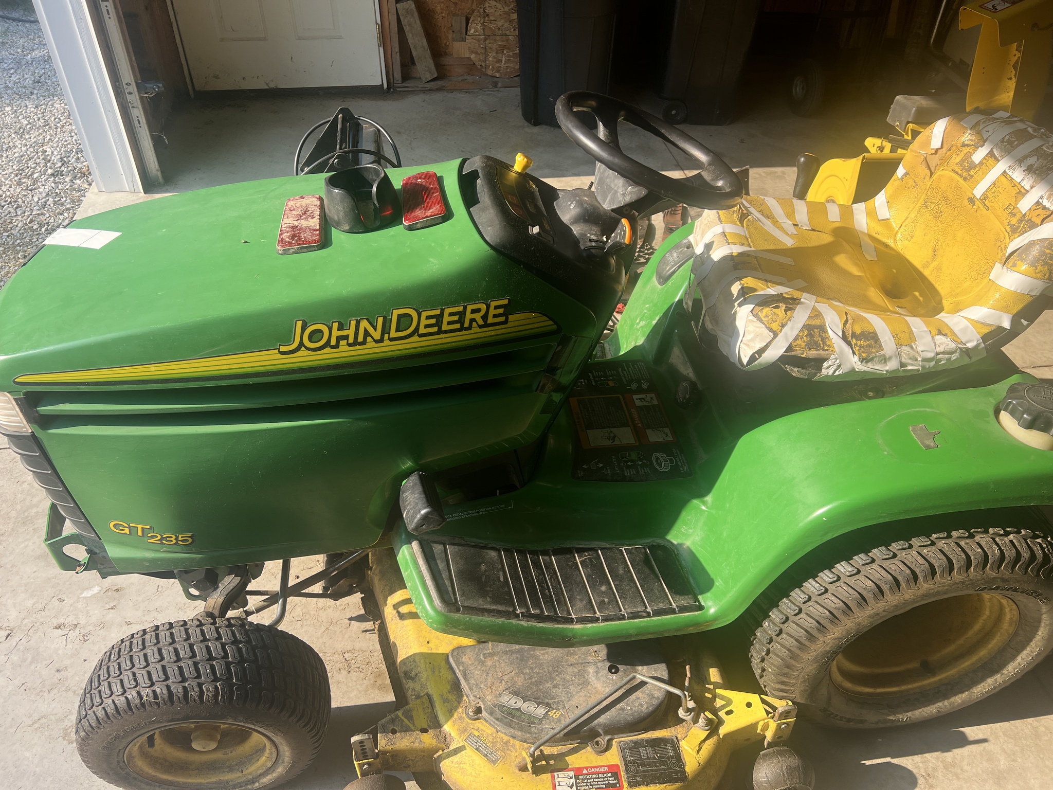 2005 John Deere GT235 Image 4