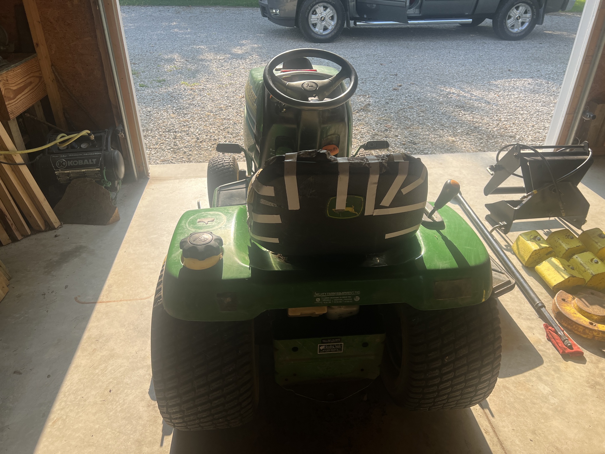 2005 John Deere GT235 Image 6