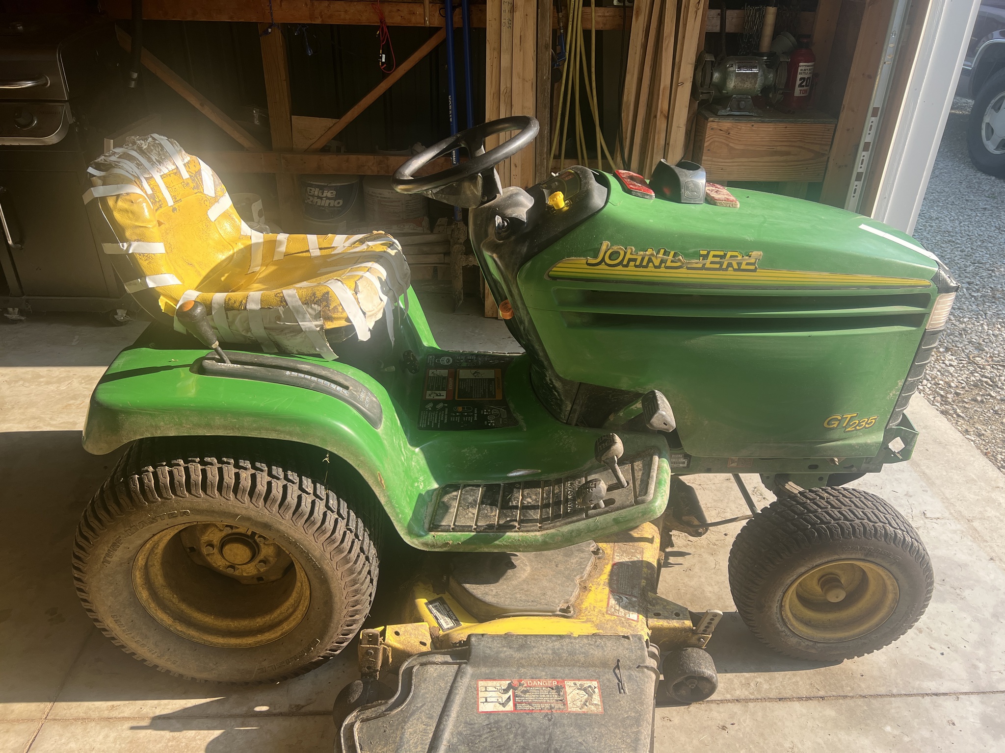 2005 John Deere GT235 Image 8