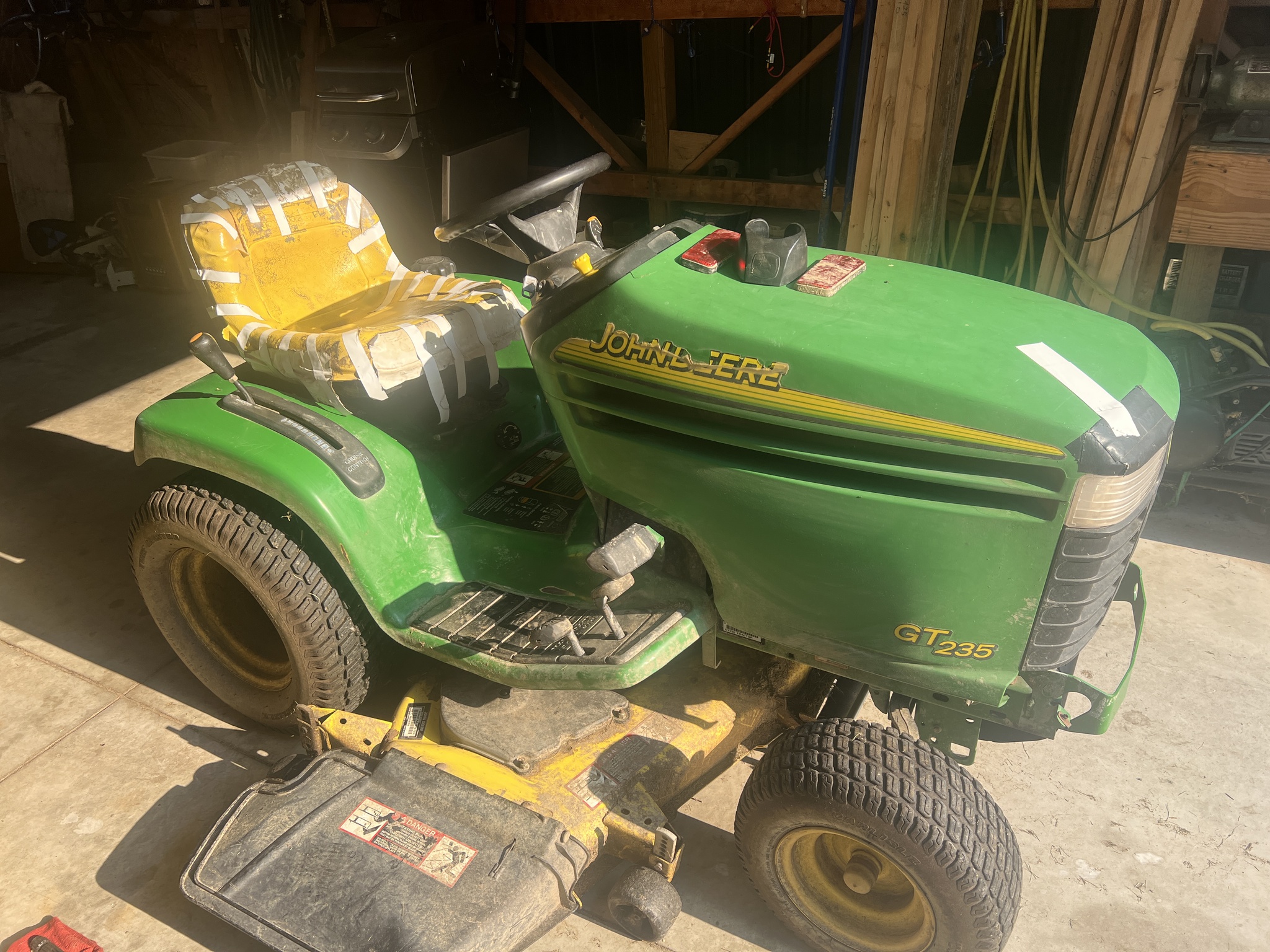2005 John Deere GT235 Image 9