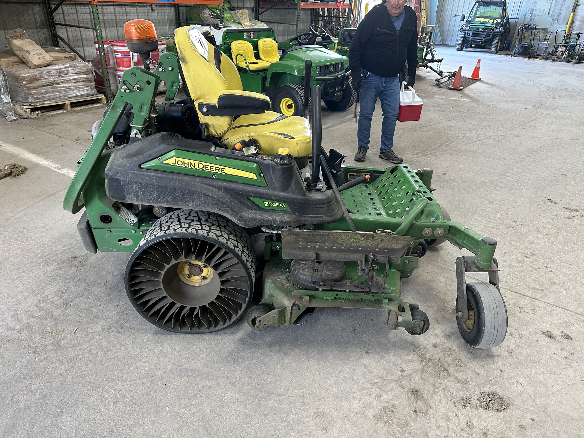 2019 John Deere Z955M EFI Image 6