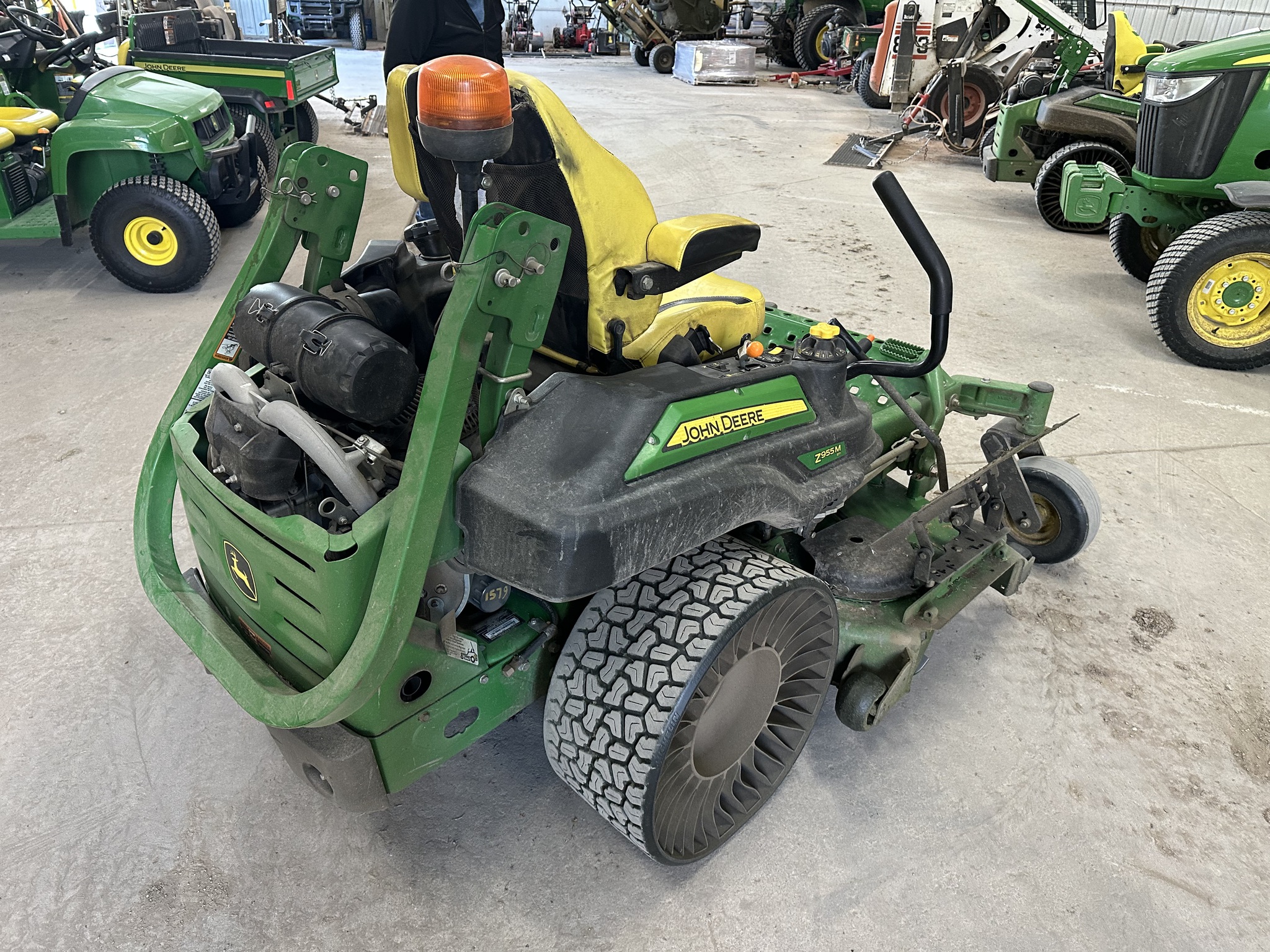2019 John Deere Z955M EFI Image 5