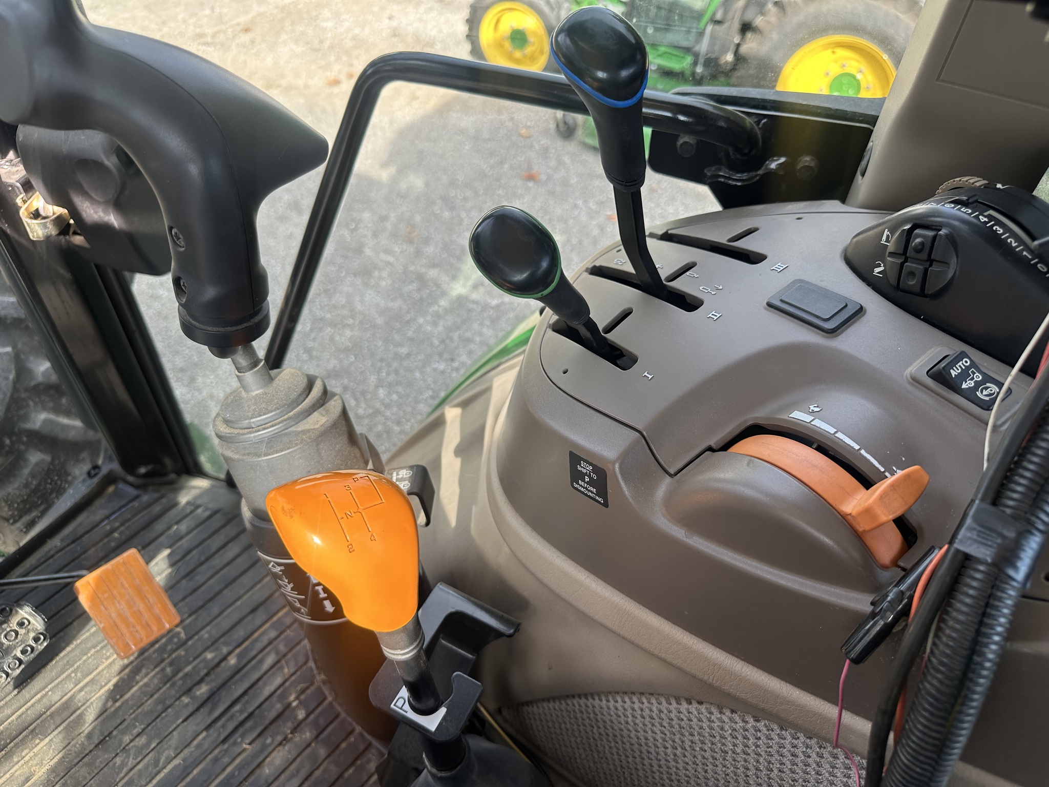 2014 John Deere 5115M Image 9