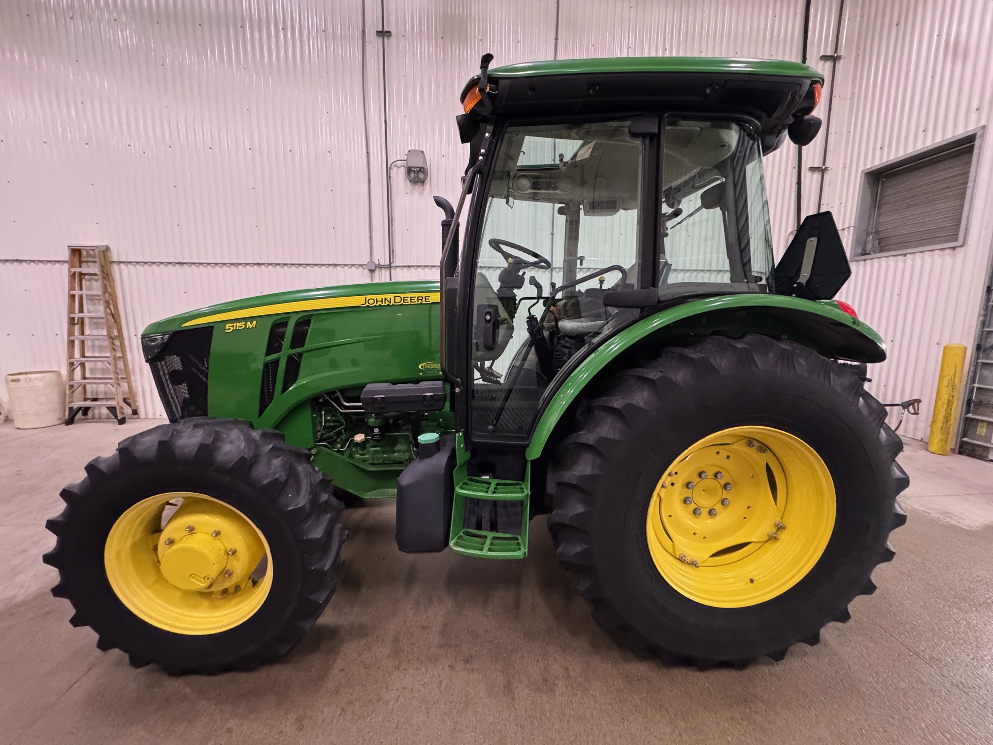 2014 John Deere 5115M Image 2