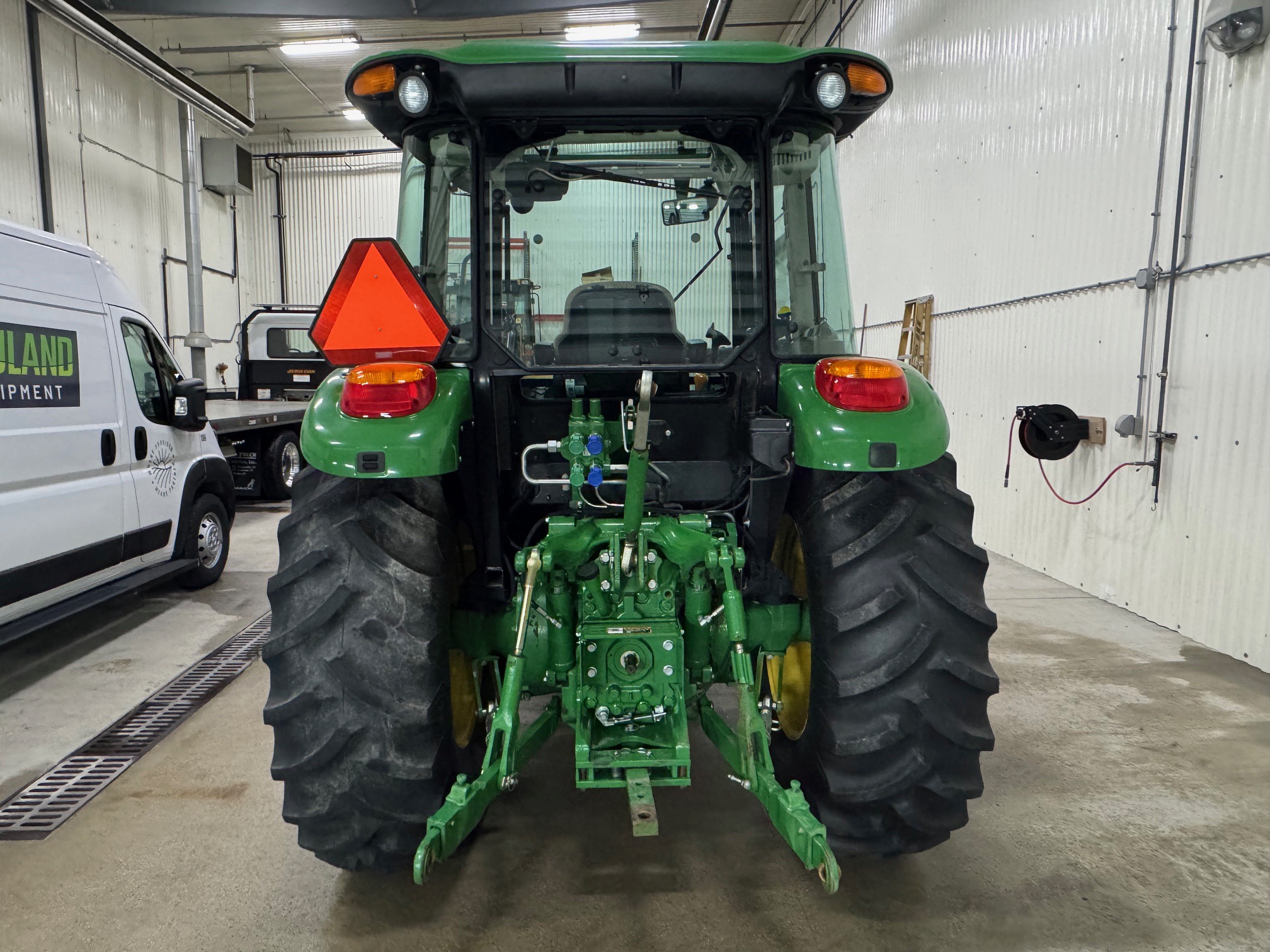 2014 John Deere 5115M Image 4