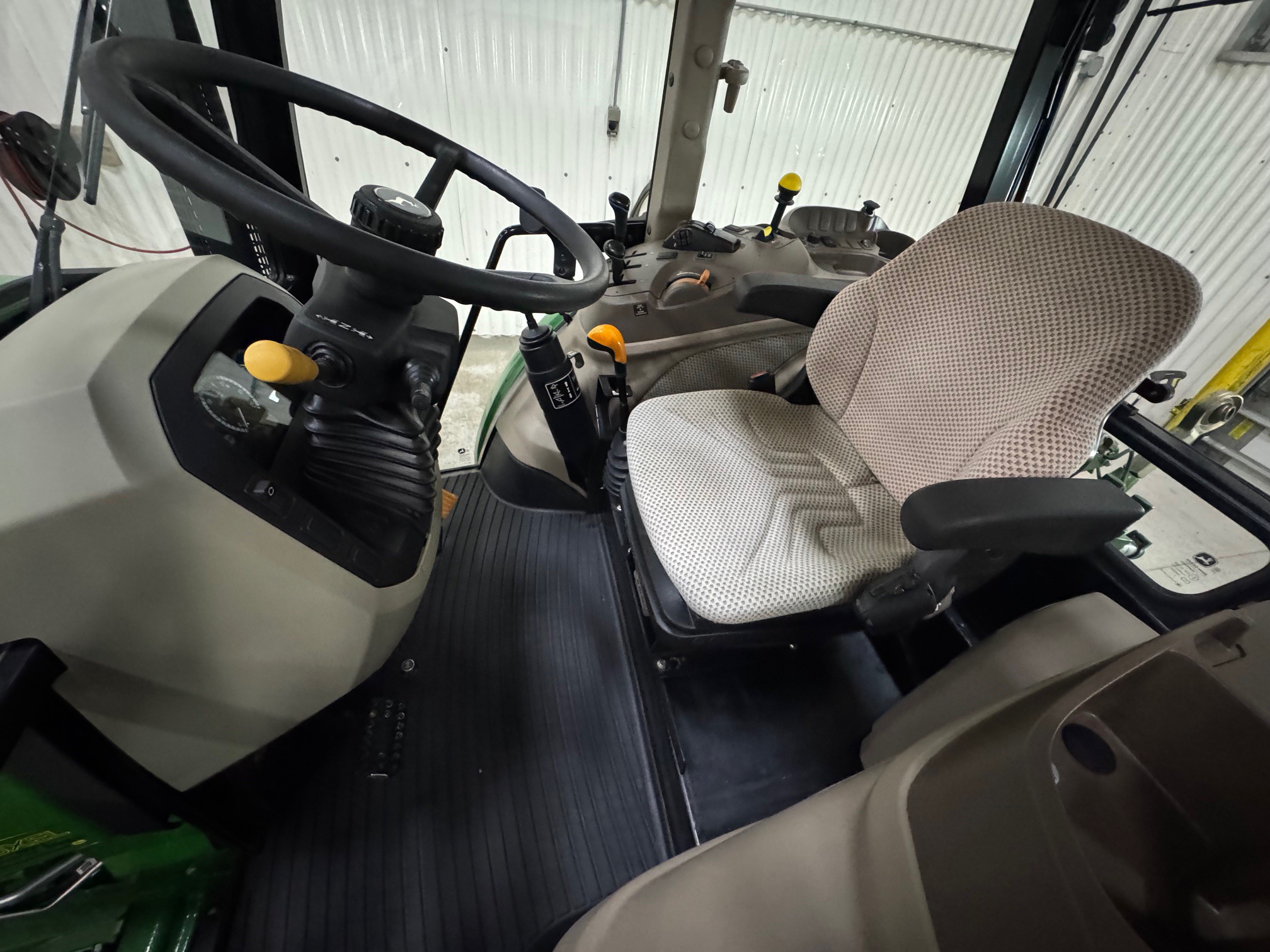 2014 John Deere 5115M Image 10