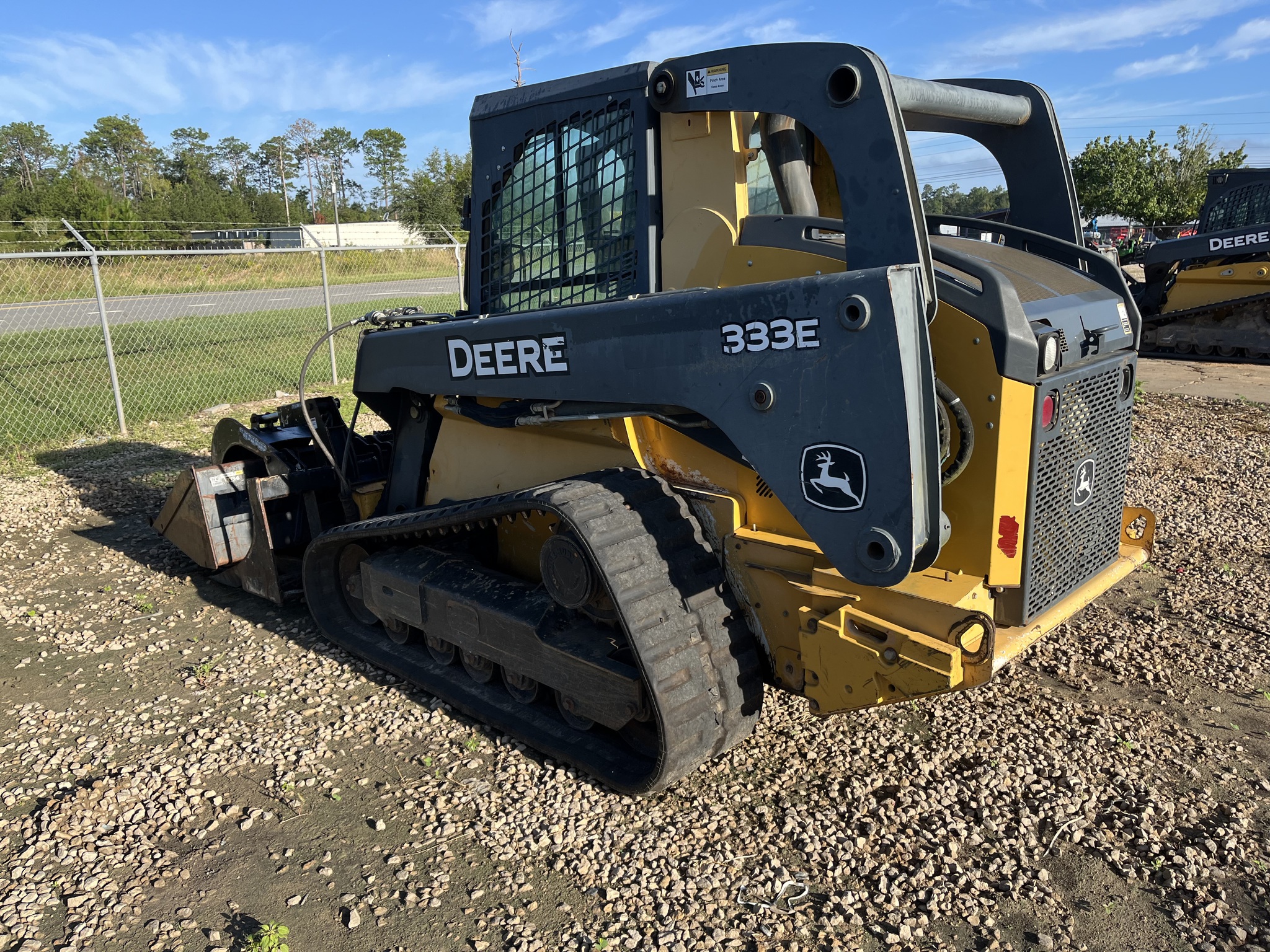 2015 John Deere 333E Image 2