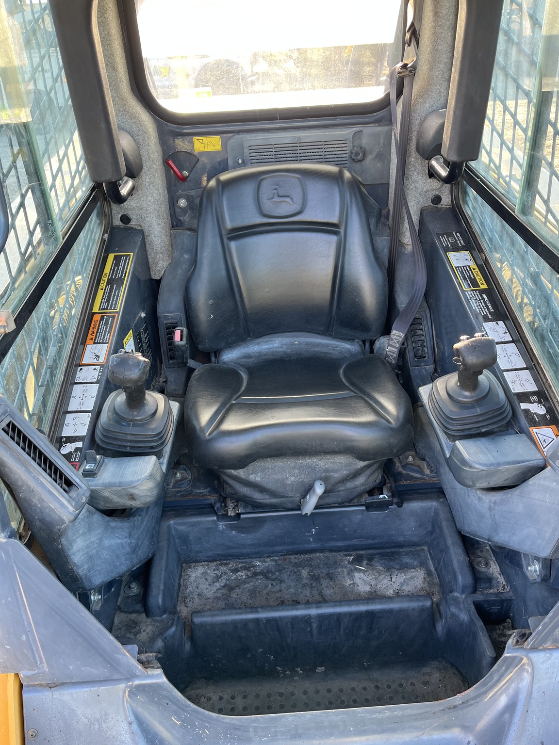 2015 John Deere 333E Image 4