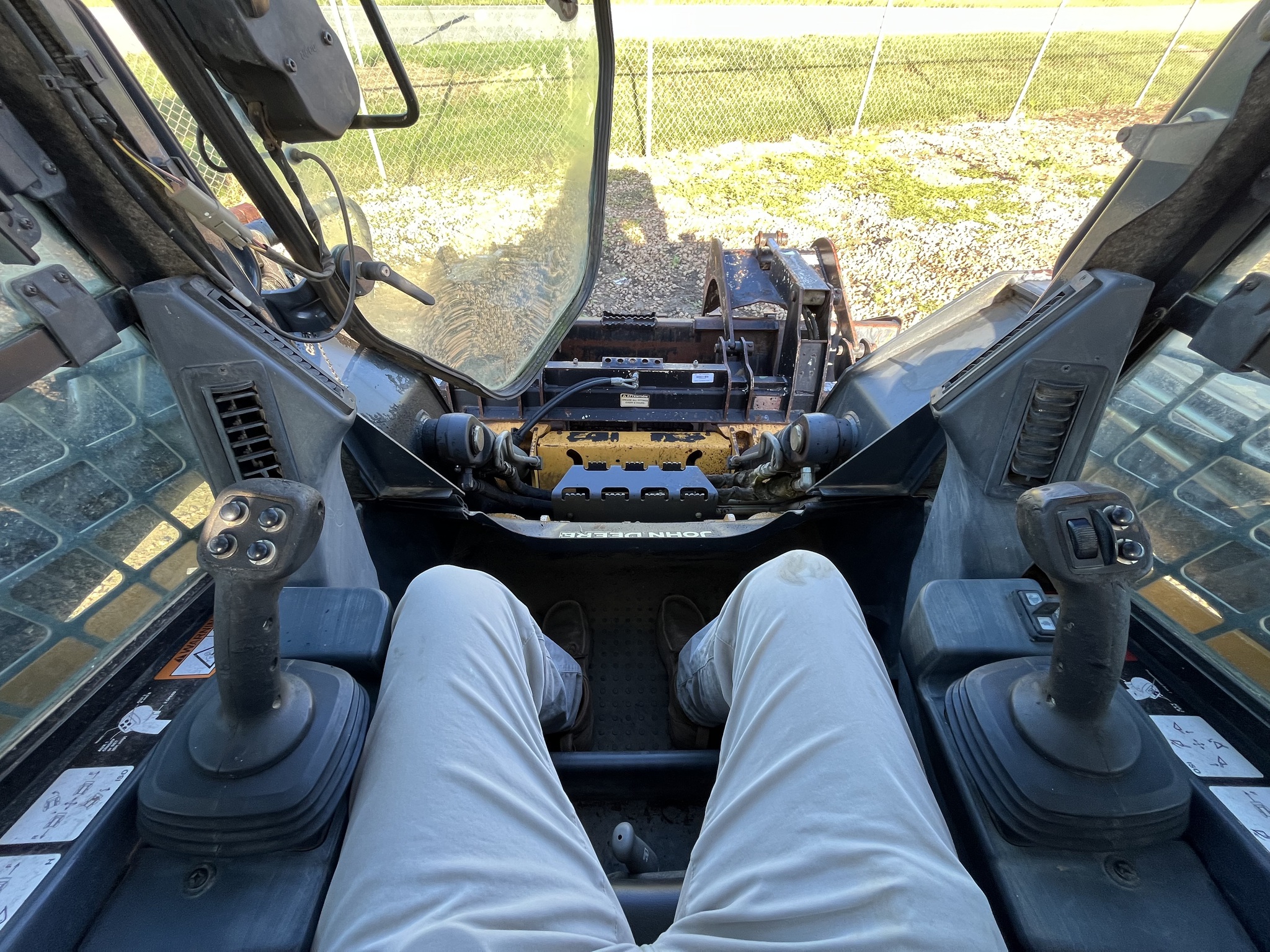 2015 John Deere 333E Image 8