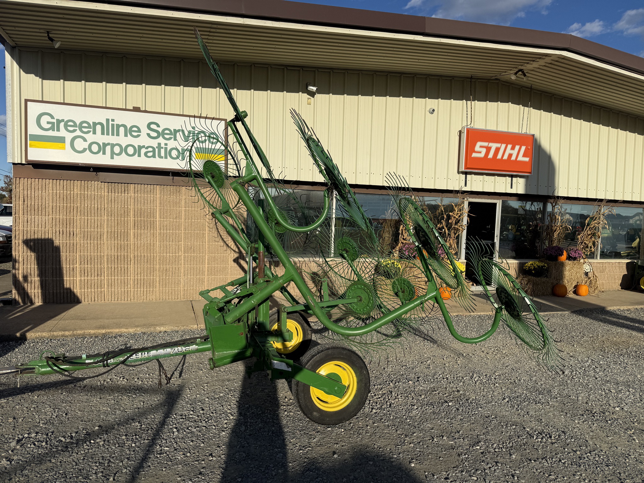 2005 John Deere 702 Image 2