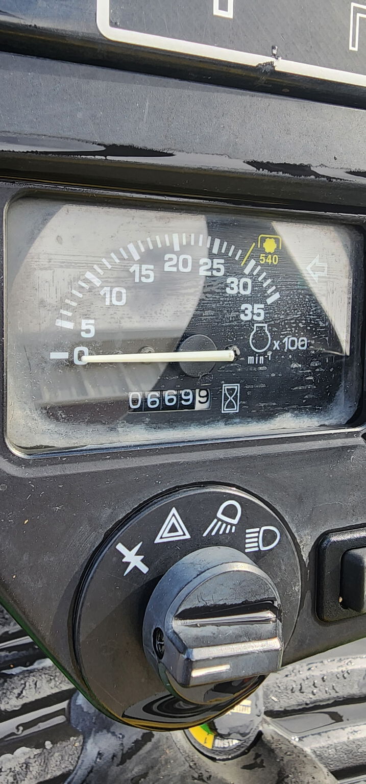 2004 John Deere 2210 Image 9