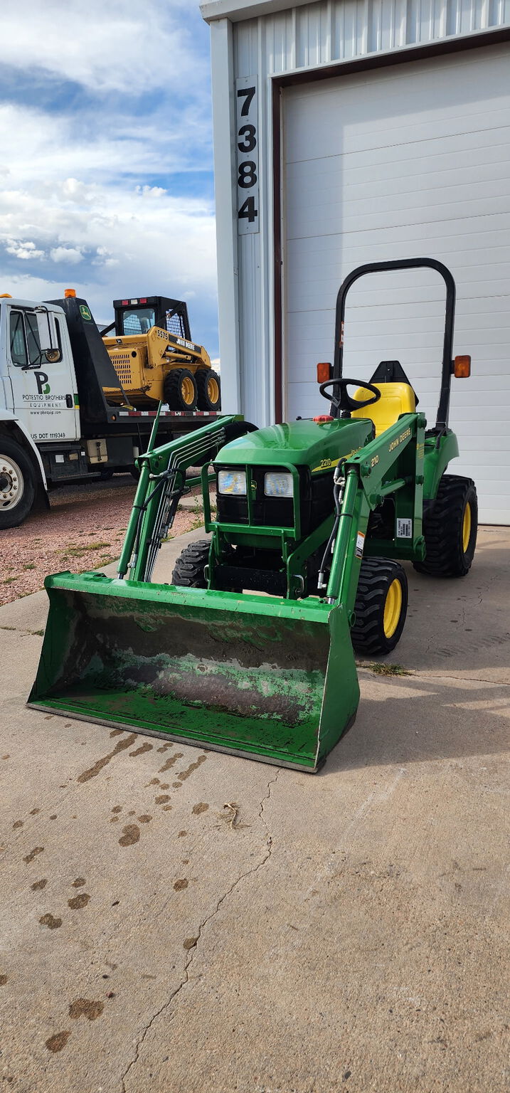 2004 John Deere 2210 Image 2
