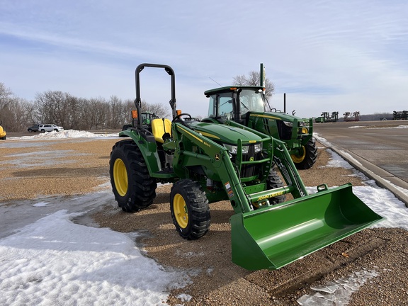 2025 John Deere 4044M - Photo4