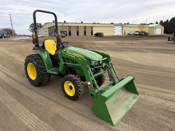  John Deere 3038E