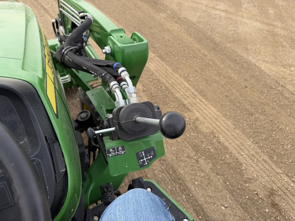 2025 John Deere 3038E - Photo26