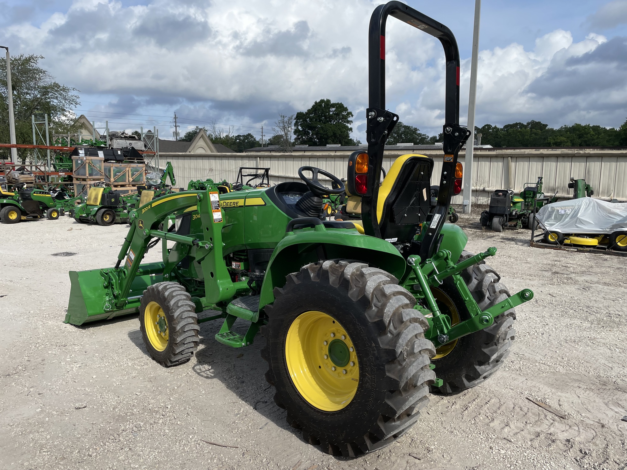 2025 John Deere 3046R Image 5