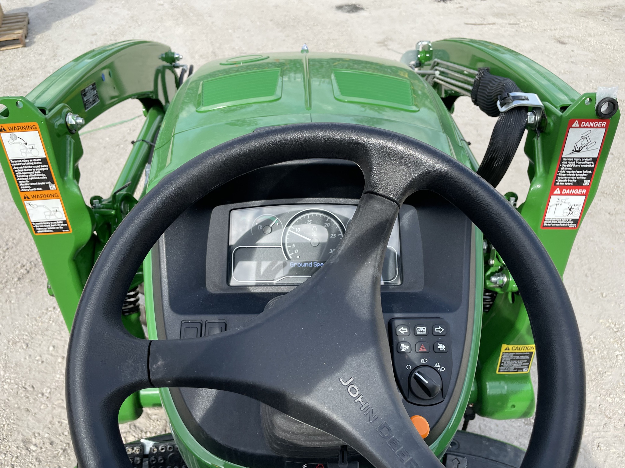 2025 John Deere 3046R Image 4