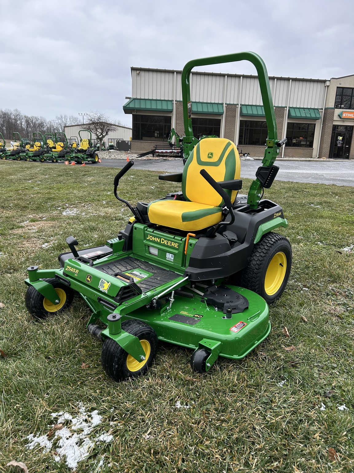 2026 John Deere Z545R Image 6