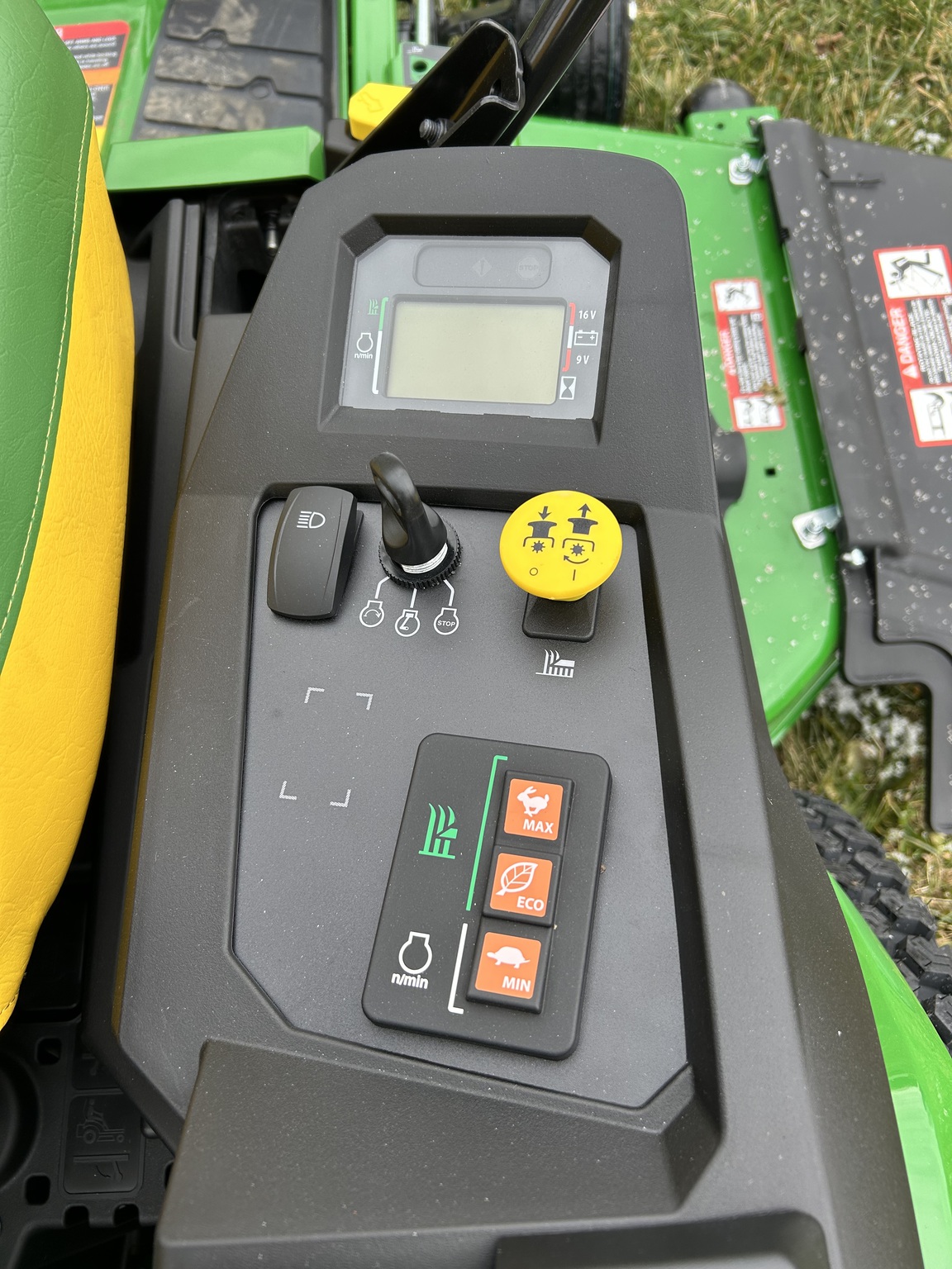 2026 John Deere Z545R Image 10