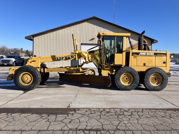 Photo of a 1996 John Deere 772BH