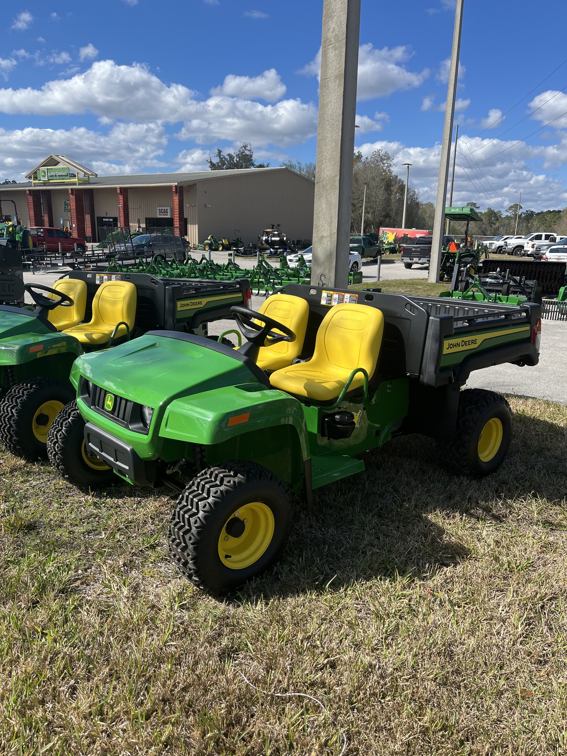John Deere 4X2 GATOR Image 1